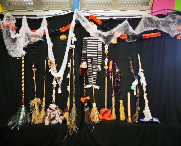 Foto exposição Halloween Broom Contest EB Sttau Monteiro